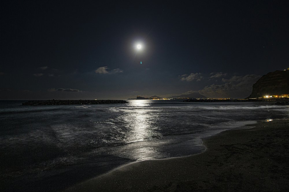 Reflet de la pleine lune sur l'océan lors d'une marée de vive-eau astronomique