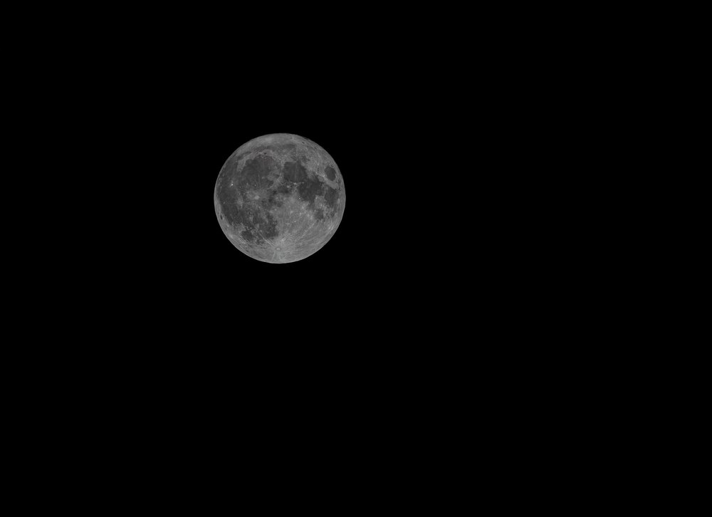 Pleine Lune de mars 2027 brillante et 100% illuminée dans le ciel nocturne